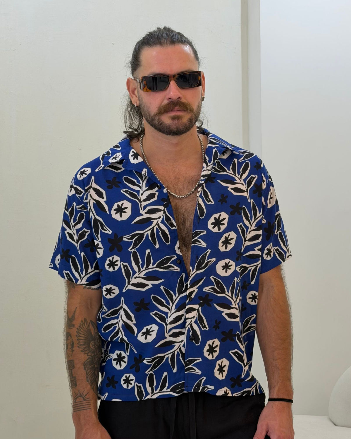 Camisa 3/4 dark blue flowers